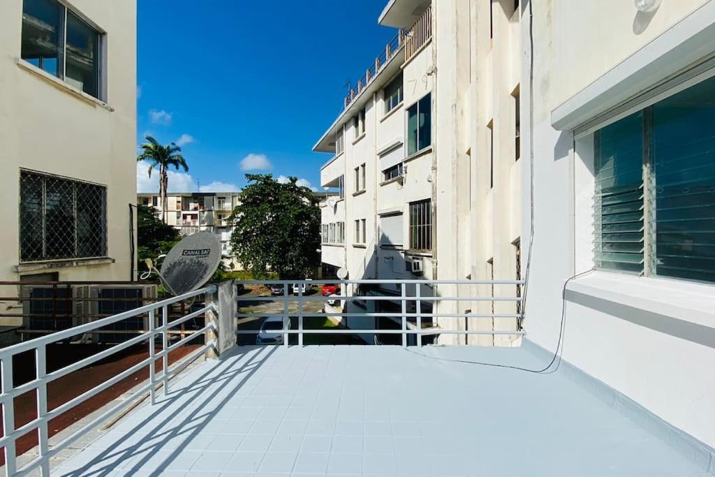 Le Sunshine - Au Coeur Du Centre Ville De Pointe- A- Pitre - Proche De Tout Avec Sa Grande Terrasse Ensoleillee Extérieur photo